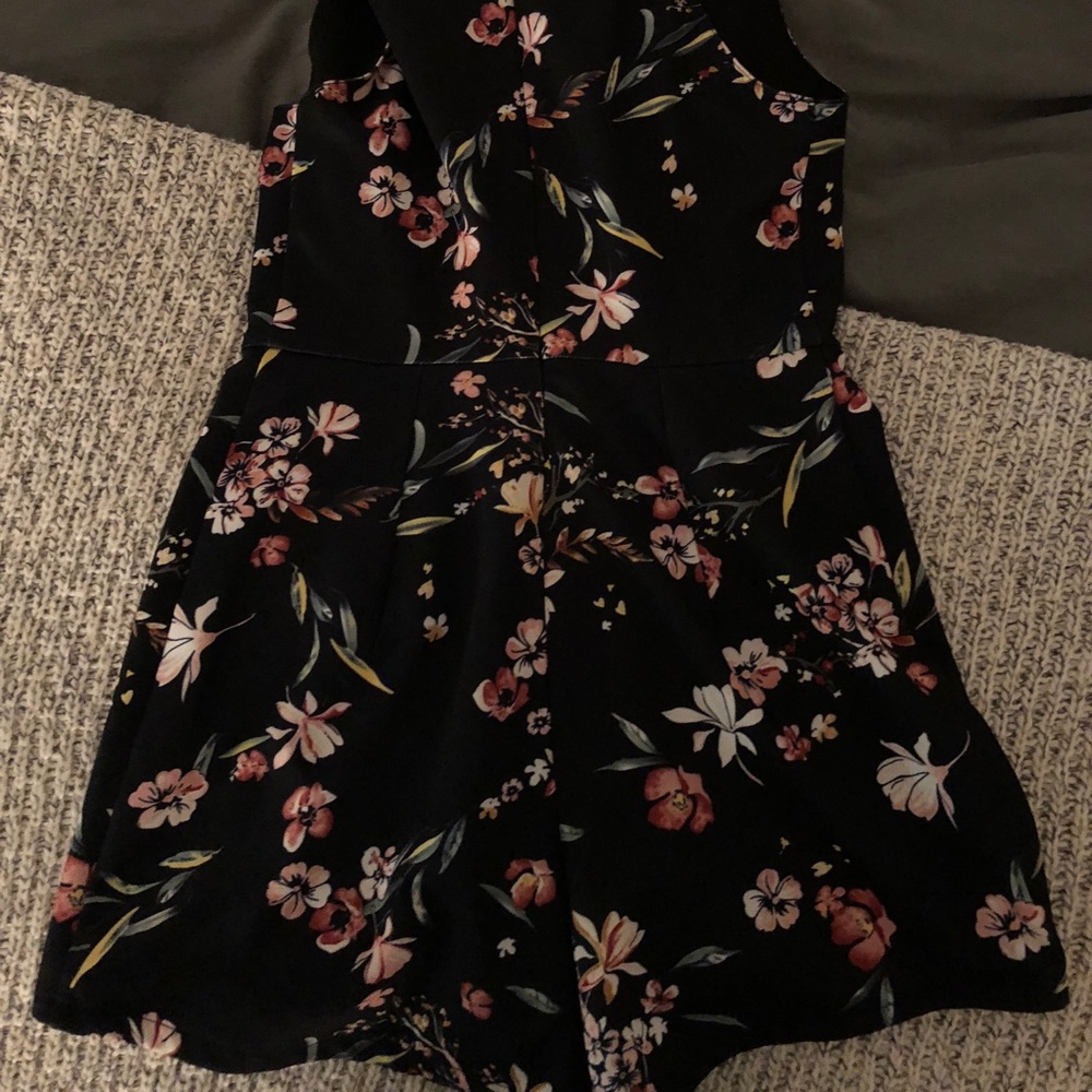 Cute romper - Picture 2 of 2